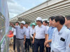 Thứ trưởng Bộ Xây dựng Phạm Minh Hà (thứ 3 từ phải sang, hàng đầu) khảo sát hiện trường thi công cao tốc Cao Lãnh - An Hữu