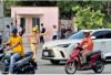 Lực lượng chức năng liên tục điều tiết dòng xe đông đúc trên đường 30-4 trước hội đồng thi Trường THPT Ngô Quyền.