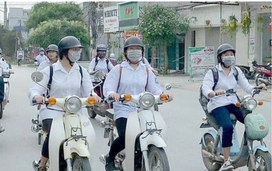 Hình trên cho ta thấy cảnh các học sinh đang đi xe máy hàng ba hàng năm