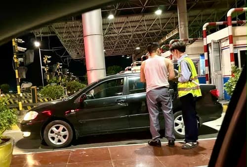 Thời điểm 23h15 ngày 1/6 nhiều xe đi hết tuyến cao tốc Pháp Vân - Ninh Bình chiều Ninh Bình - Hà Nội khi đến trạm thu phí tại huyện Thường Tín, Hà Nội (Trạm thu phí Thường Tín) hệ thống thu phí tự động ETC đã không mở barie để xe (còn t