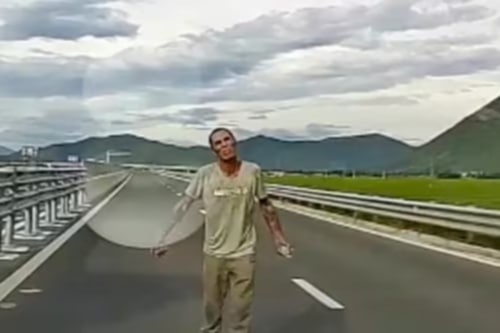 Người đàn ông tay cầm đá lao ra giữa cao tốc Vân Phong - Nha Trang. Ảnh: N.X