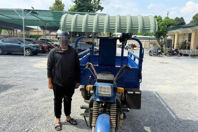 Tài xế xe ba gác và phương tiện tại cơ quan công an. Ảnh:C.A.