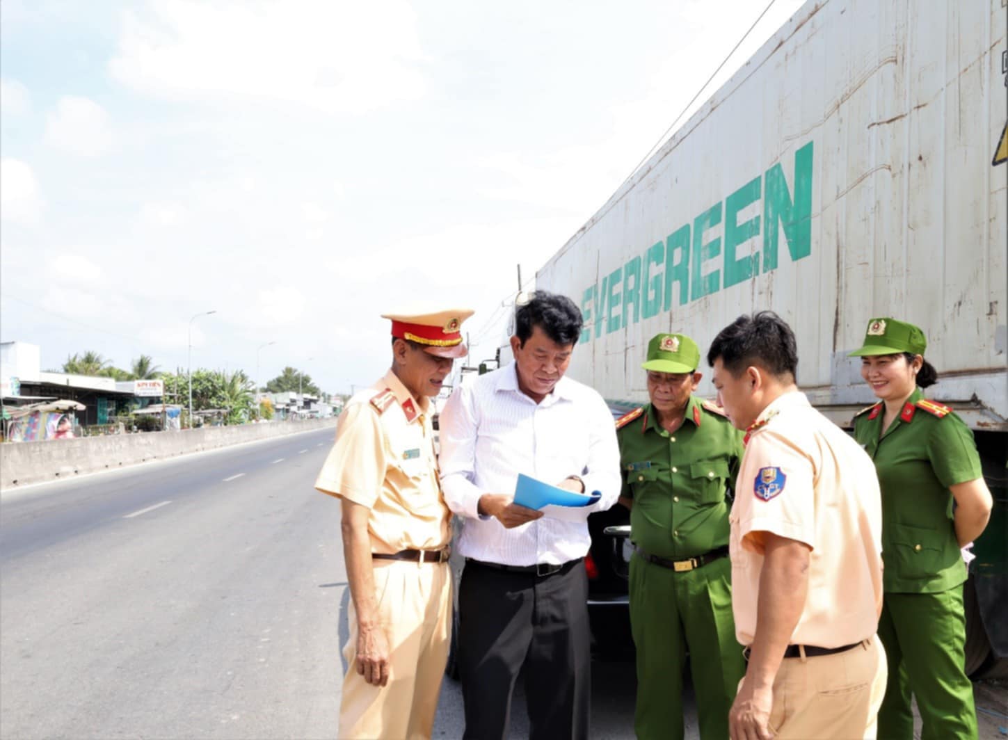 Đại tá Phan Văn Dữ, Phó Giám đốc Công an tỉnh Hậu Giang, cùng Ban an toàn giao thông tỉnh trao đổi, kiểm tra các mốc lộ giới, hành lang ATGT
